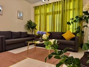 Jaddaf. Perfect for 9. Big unit Vacation rental in Dubai