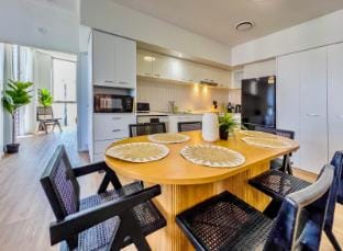 Surfers Paradise: Renovated Apt, Pool & Beach Apartment in Surfers Paradise