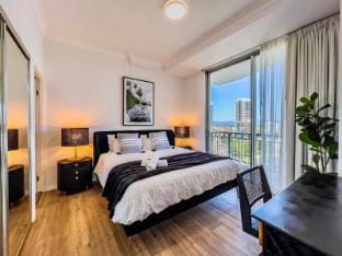 Surfers Paradise: Renovated Apt, Pool & Beach Apartment in Surfers Paradise