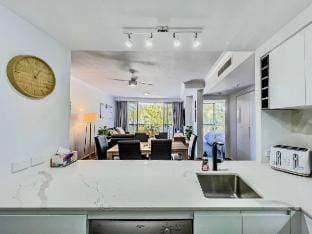 Nautical Beachside Apartment, Family Friendly Apartment in Surfers Paradise
