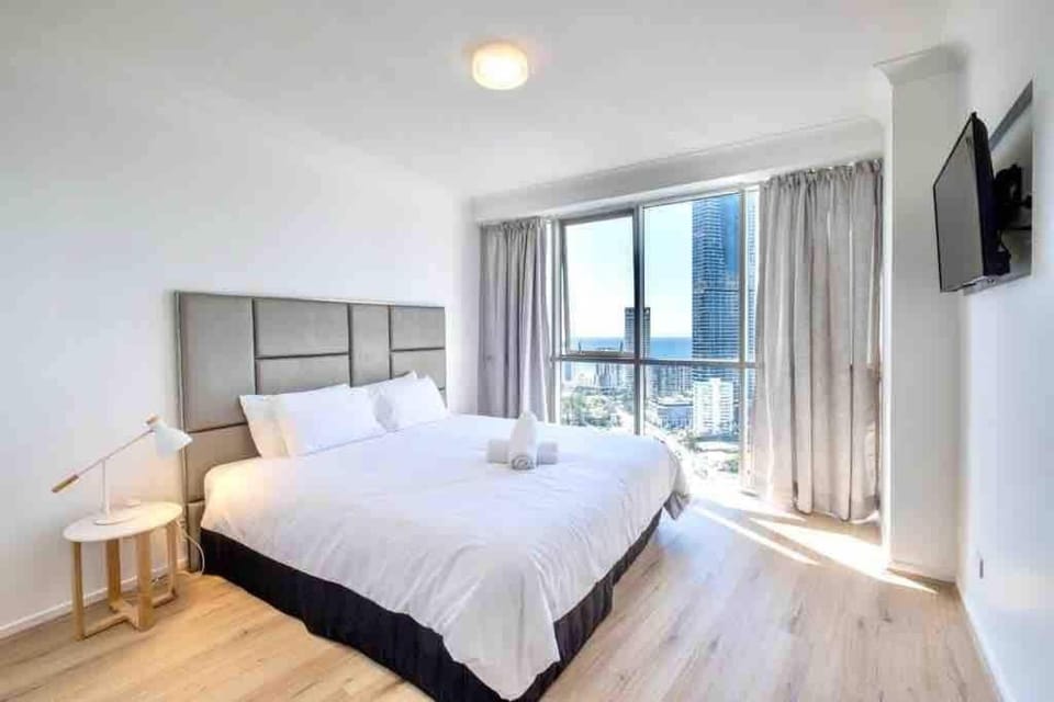 Central Beach Apartment with Pool & Hot Tub Apartment in Surfers Paradise