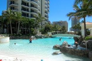 Central Beach Apartment with Pool & Hot Tub Apartment in Surfers Paradise