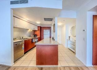 Central Beach Apartment with Pool & Hot Tub Apartment in Surfers Paradise