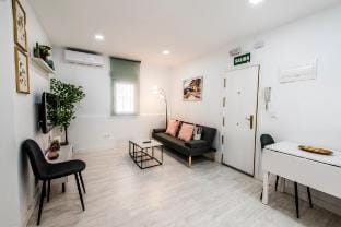 Lovely apartment in Barajas by beBalmy Vacation rental in Madrid