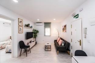 Lovely apartment in Barajas by beBalmy Vacation rental in Madrid