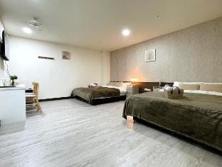 Hankou Street《西門町｜四人房｜捷運6號出口步行10分鐘》54851[僅限國外旅客入住] Vacation rental in Taipei City