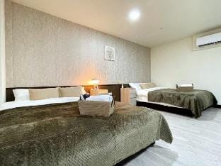 Hankou Street《西門町｜四人房｜捷運6號出口步行10分鐘》54851[僅限國外旅客入住] Vacation rental in Taipei City