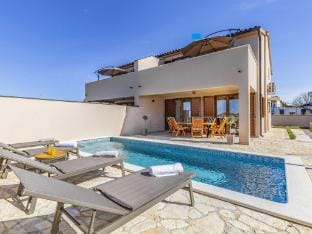 Family villa with pool, wellness Vacation rental in Vodnjan