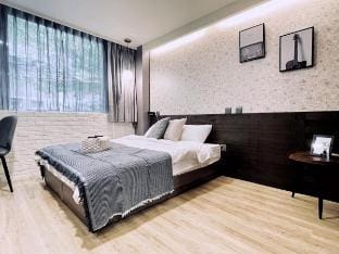 Hanzhong Street《西門町｜雙人房｜捷運6號出口步行8分鐘》26302[僅限境外旅客入住] Vacation rental in Taipei City