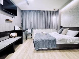 Hanzhong Street《西門町｜雙人房｜捷運6號出口步行8分鐘》26302[僅限境外旅客入住] Vacation rental in Taipei City