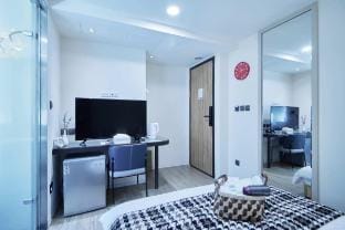 Hanzhong Street《西門町｜雙人房｜捷運6號出口》26601[僅限境外旅客入住] Vacation rental in Taipei City