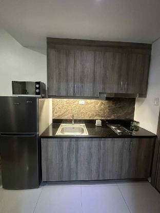 1 Bedroom with balcony Pool View Vacation rental in Mandaluyong
