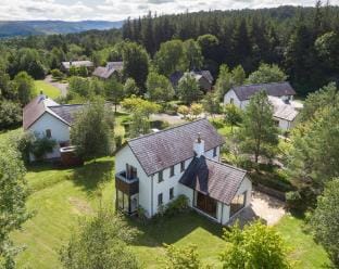 Spacious Kenmare home to sleep 8. Free use of pool onsite Apartment in Kenmare