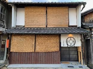【男女共用の部屋／全７ベッド】築約90年町家のホステル。カーテンで仕切るタイプのベッド１台分。 Vacation rental in Shiga, Japan