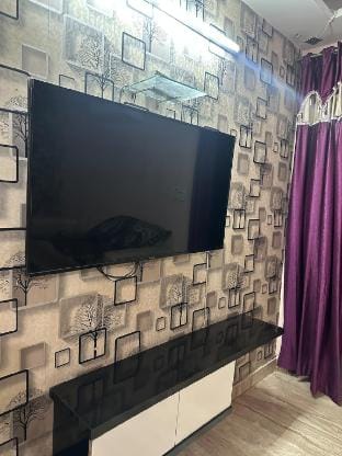 Spacious 2BHK Escape, Park Facing in Posh area Apartment in New Delhi