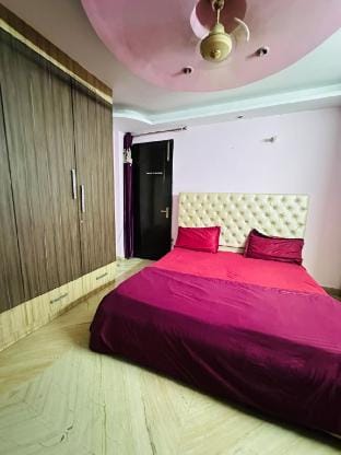 Spacious 2BHK Escape, Park Facing in Posh area Apartment in New Delhi