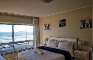 Modern Beach Front Apartment in Bloubergstrand Vacation rental in Cape Town