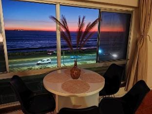 Modern Beach Front Apartment in Bloubergstrand Vacation rental in Cape Town