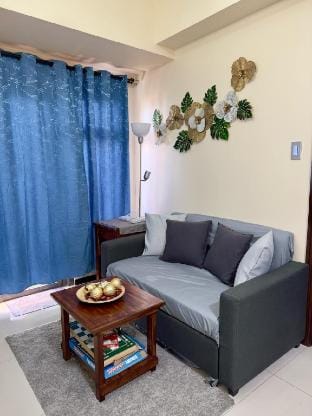 Bayfront Staycation |Balcony, Pool & Pet Friendly Apartment in Pasay