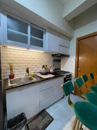Comfy Two bedroom with WiFi and Netflix Apartment in Marikina