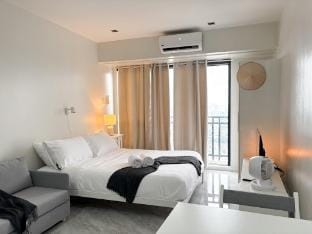 Sky Piea APARTMENT at Knightsbridge Makati Gym Sauna Pool Vacation rental in Makati