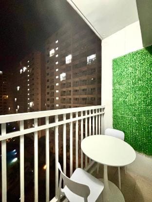 Cozy Condo w/ Pool View Near SMX and MOA Apartment in Pasay