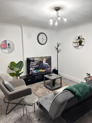 Charming Birmingham Apartment with mini balcony and WiFi with a free parking Apartment in Birmingham