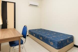 Budget Room Full AC & KM Dalam Vacation rental in Surabaya