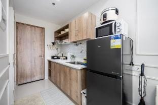 Chic Studio with Balcony & City View Near Airport Apartment in Lapu-Lapu City