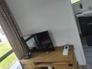 one double bed and one double sofa bed Chalet Apartment in Auckland