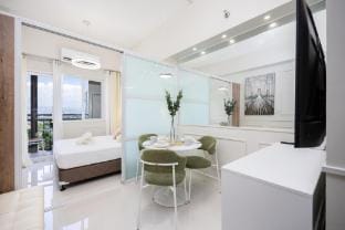 Chic Studio with Balcony  City View Near Airport Apartment in Lapu-Lapu City