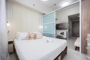 Chic Studio with Balcony  City View Near Airport Apartment in Lapu-Lapu City