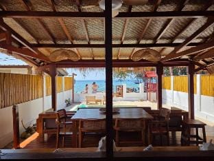 Luxury Private Beachfront 2 BR Villa inc breakfast Vacation rental in Pemenang