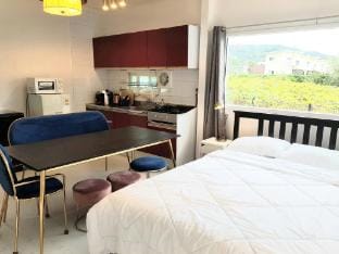Fun Vineyard 가평 포도밭 댕댕이 펜션 (6호실), 일반객실 (반려동물 불가능) Vacation rental in Gyeonggi-do