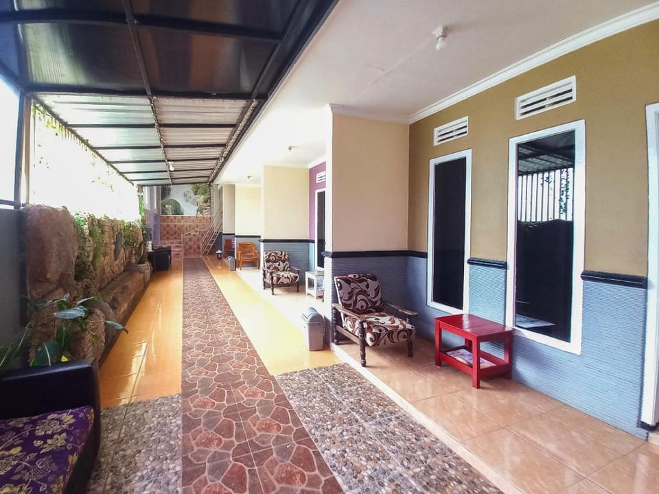 Lancar Homestay Syariah near BNS Mitra RedDoorz Hotel in Batu