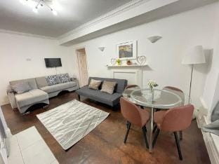 Modern Comfort  –  2BR 1BA near Hyde Park & Tube Apartment in City of Westminster