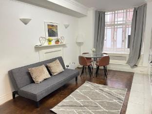 Modern Comfort  –  2BR 1BA near Hyde Park & Tube Apartment in City of Westminster
