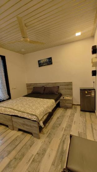 Bandra west Entire 2 bhk a/c apartment wifi Vacation rental in Mumbai