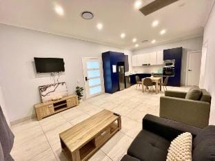 Private Spacious Family Home Near Train Station Vacation rental in Brisbane