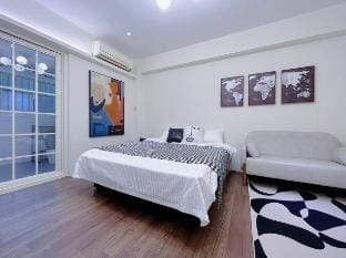 Zhongshan North Road《善導寺捷運1號出口｜雙人房》104[僅限境外旅客入住] Vacation rental in Taipei City