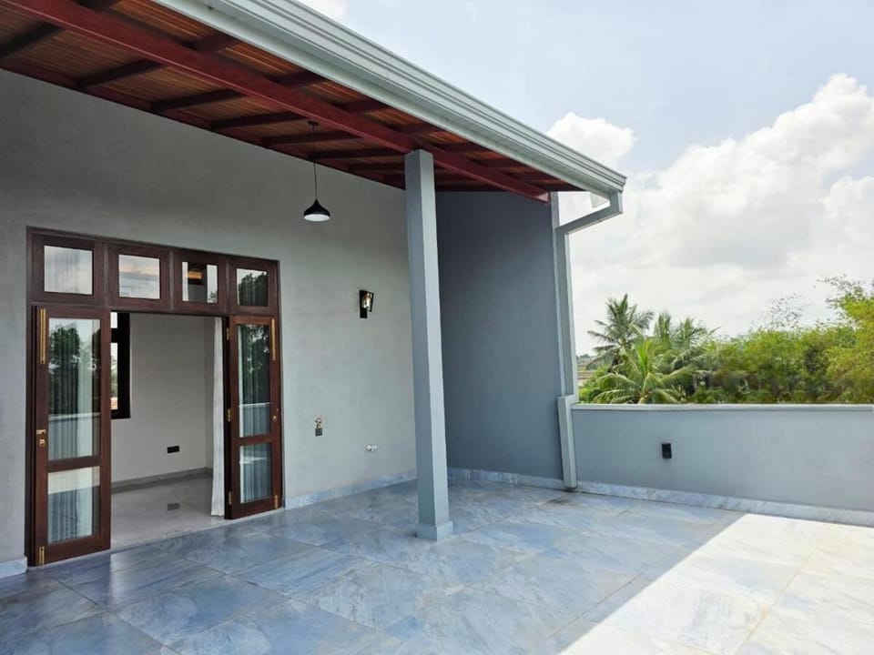 Modern 4-Bedroom 3-Bathroom Home with Roof Terrace Vacation rental in Western Province