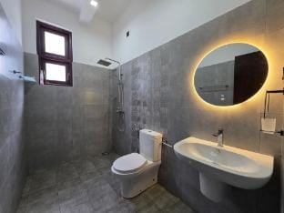 Modern 4-Bedroom 3-Bathroom Home with Roof Terrace Vacation rental in Western Province
