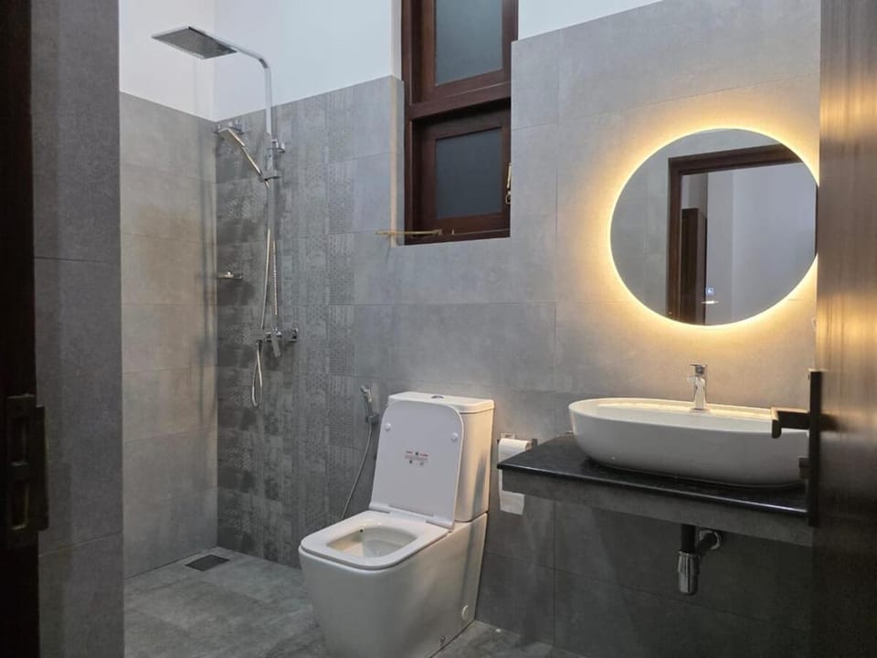 Modern 4-Bedroom 3-Bathroom Home with Roof Terrace Vacation rental in Western Province