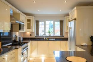 Skyward Hse: 5BR 3Bath Balcony - Near HS2/NEC/BHX Vacation rental in Marston Green