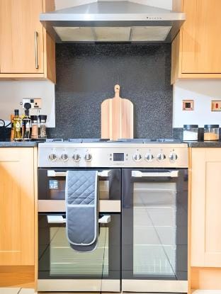 Emirates House 5BR Home 5mins to HS2 JLR NEC Bham Vacation rental in Marston Green