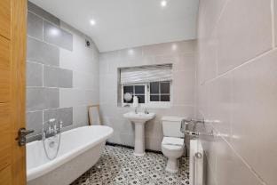 Woodcote House w/ Large 4 Bedr Jlr, WV1, M54 / M6 Vacation rental in Wolverhampton