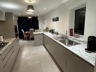 FORT HOUSE Modern 6BR Home nr NeC, JLR, M6, M42 Vacation rental in Metropolitan Borough of Solihull