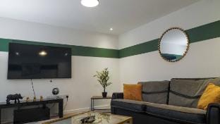 FORT HOUSE Modern 6BR Home nr NeC, JLR, M6, M42 Vacation rental in Metropolitan Borough of Solihull