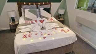 FORT HOUSE Modern 6BR Home nr NeC, JLR, M6, M42 Vacation rental in Metropolitan Borough of Solihull