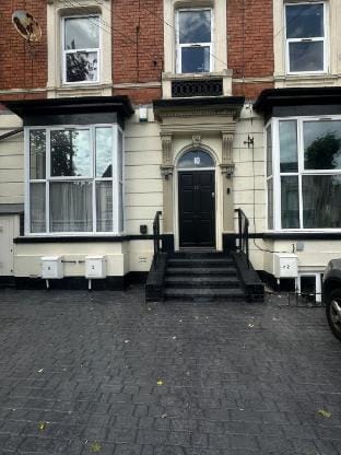 Five BR Duplex w/ Parking, TV  in Birmingham Vacation rental in Birmingham